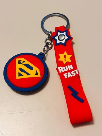  Superman 3D Silikon Anahtarlık – Metal Klipsli DC Çanta & Araba Süsü