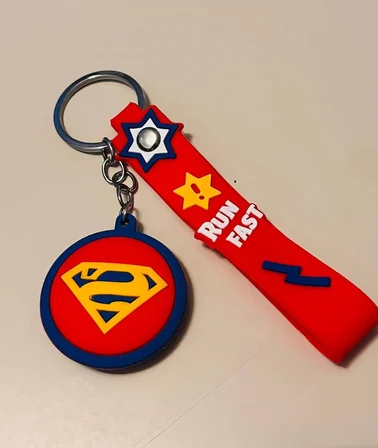  Superman 3D Silikon Anahtarlık – Metal Klipsli DC Çanta & Araba Süsü