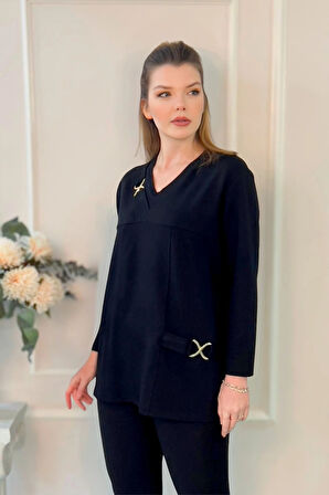 Yakası Toka Detaylı Parçalı Bluz