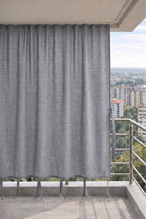 Gri balkon perdesi kornişli bağcıklı su geçirmez güneşlik dış mekan dayanıklı modern balkon brandası