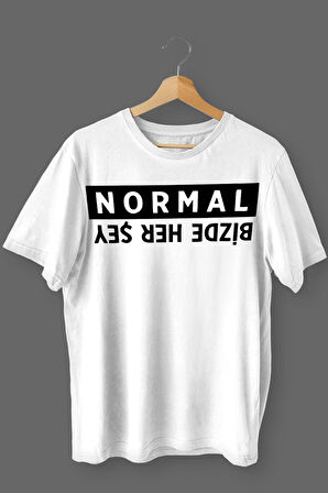 Normal Bizde Her Şey Baskılı Pamuklu Likralı T-shirt (Siyah Yazılı Beyaz) M Beden