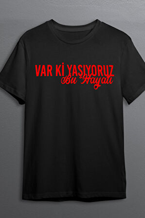 Var Ki Yaşıyoruz Baskılı Pamuklu Likralı T-shirt (Kırmızı Yazılı Siyah) L Beden
