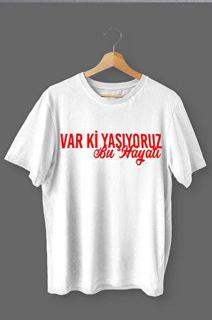 Var Ki Yaşıyoruz Baskılı Pamuklu Likralı T-shirt (Kırmızı Yazılı Beyaz) M Beden