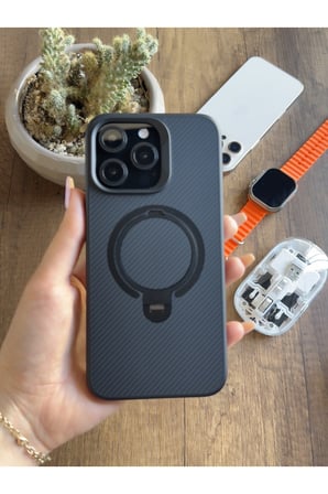 iPhone 15 Pro Max Uyumlu Karbon Desenli Standlı Ve MagSafe Uyumlu Kılıf SooCase700