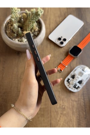 iPhone 15 Pro Max Uyumlu Karbon Desenli Standlı Ve MagSafe Uyumlu Kılıf SooCase700