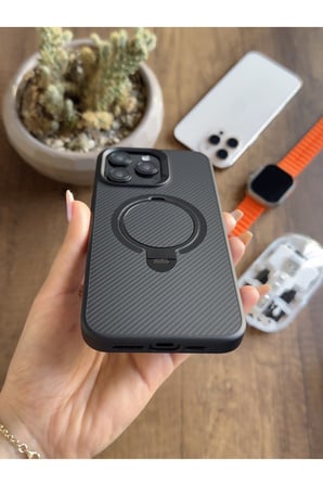 iPhone 15 Pro Max Uyumlu Karbon Desenli Standlı Ve MagSafe Uyumlu Kılıf SooCase700