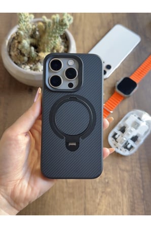 iPhone 15 Pro Uyumlu Karbon Desenli Standlı Ve MagSafe Uyumlu Kılıf SooCase700