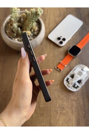 iPhone 15 Pro Uyumlu Karbon Desenli Standlı Ve MagSafe Uyumlu Kılıf SooCase700