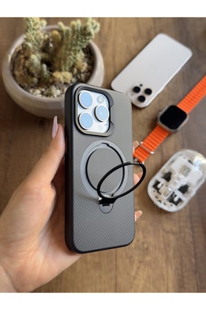 iPhone 15 Pro Uyumlu Karbon Desenli Standlı Ve MagSafe Uyumlu Kılıf SooCase700