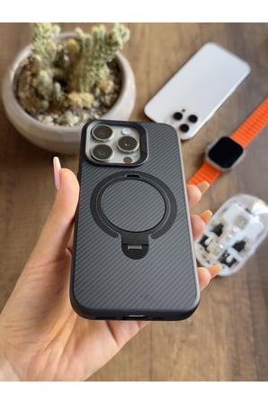 iPhone 15 Pro Uyumlu Karbon Desenli Standlı Ve MagSafe Uyumlu Kılıf SooCase700
