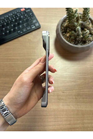 iPhone 15 Pro Standlı karbon Kılıf Soocase624