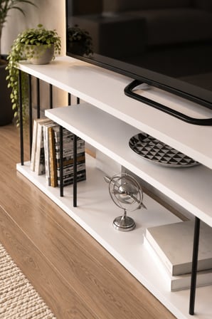 SuloraHome Beyaz TV Ünitesi 140 cm Raflı Metal Detaylı Tasarım