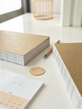 Özel Tasarım Kraft Kapaklı A5 Çizgisiz Not Defter - 180 Derece Açılabilir, Sırtı Dikişli,%100 El İşçiliği, Ofis İçin İdeal, Planlayıcı (Enzo Sayfa)