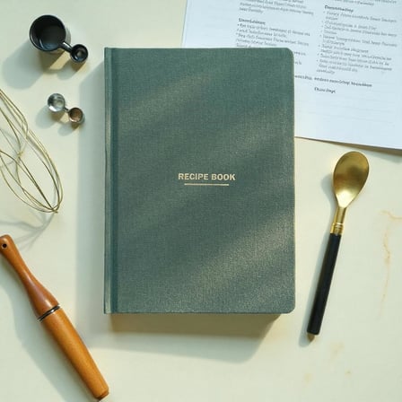 Tarif Defteri – A5 Boyutunda Sert Kapaklı 100+ Tariflik Recipe Journal, Ölçü Tablosu, Not Alanı, İndeks ve Şef Soruları (Yeşil)