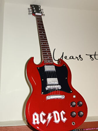 AC/DC Rock Müzik Grubu Elektro Gitar El Yapımı Ahşap Minyatür Hediyelik Biblo 25 cm