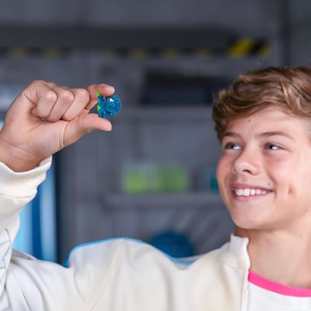 Swarms Lab Pack, Su Ekleyerek Deney Yapın, Test Tüpünü Sallayın ve 1 "MrBeast Koleksiyon Karakterinden 5 PK Açığa Çıkarın, 100+ Toplanacak, Sınırlı Sayıda Hiperkrom Panter'e Dikkat Edin