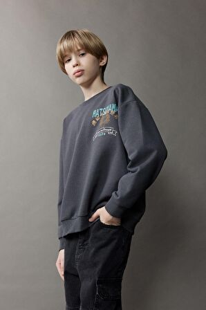 DeFacto Erkek Çocuk Oversize Geniş Kalıp Bisiklet Yaka Sırt Baskılı Sweatshirt D8497A825SPAR15
