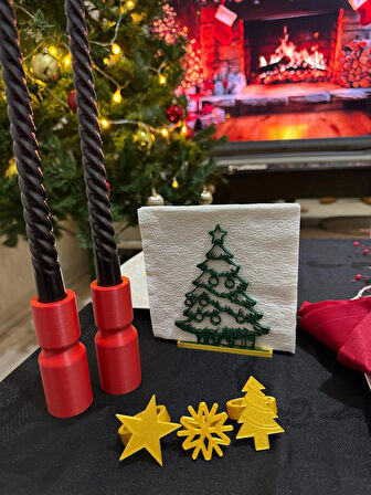 Yılbaşı Sofra Dekor Seti 9 Parça — 6’lı Peçete Yüzüğü,Şamdan, Ağaç Figürlü Peçetelik