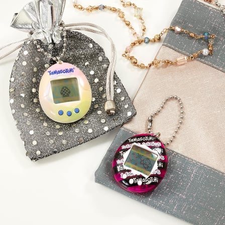 TAMAGOTCHI 42880 , Gen 2, Çiçek Gingham Kabuk Zincirli Orijinal Sanal Gerçeklik Evcil Hayvan, Çok Renkli