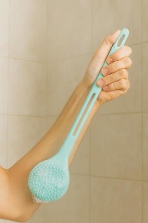 Çift Taraflı Silikon Duş Vücut Fırçası Uzun Saplı Banyo Yıkama Fırçası Sırt Masaj Peeling Fırçası Derin Temizlik ve Rahatlatıcı Masaj İçin Esnek Yumuşak Vücut Temizleme Aparatı