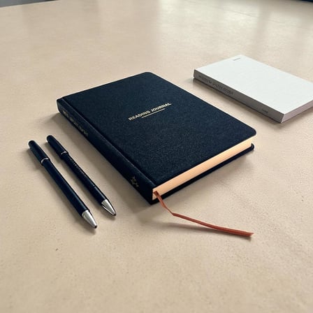 Okuma Günlüğü – A5 Sert Kapa­klı “Reading Journal, 100 Kitap İncelemesi, Günlük Okuma Takibi (Siyah)
