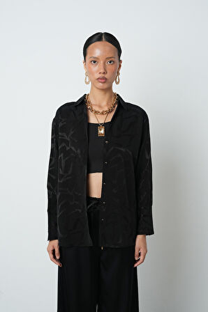 Kadın V Yaka Detaylı Siyah Desenli Altın Düğmeli Gömlek