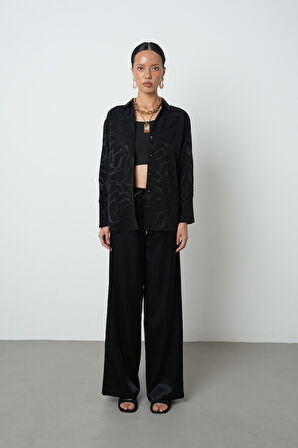 Kadın V Yaka Detaylı Siyah Desenli Altın Düğmeli Gömlek