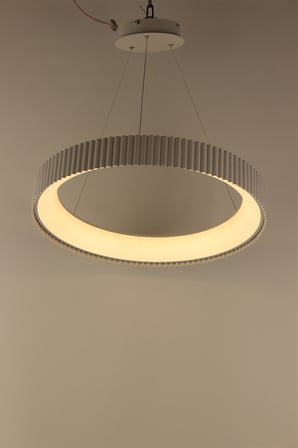 Modern Beyaz Dairesel Halka Tasarım 3 Renk Ledli Şık Salon Sarkıt Avize