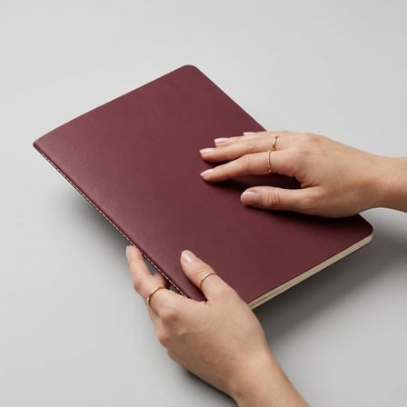 Terzi Dikişli Not Defteri – 42 Yaprak (84 Sayfa), 110 gr. Kağıt – Terzi Dikişli Not Defteri, Ofis ve Günlük Kullanım İçin İdeal (Bordo, A5, Noktalı)