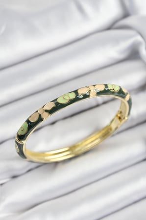 Mineli Pirinç Kelepçe Krem Yeşil Çiçek Motifli Gold Bileklik