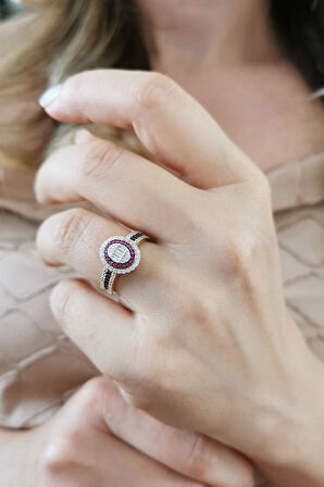 Ruby Taşlı Oval Tasarım Altın Yüzük