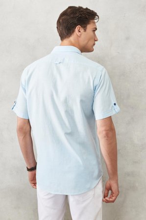 Erkek Açık Mavi Comfort Fit Rahat Kesim Düğmeli Yaka Keten Görünümlü %100 Pamuk Kısa Kollu Gömlek