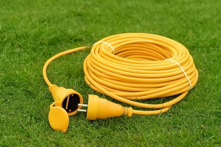 Seyyar Uzatma Kablosu, Erkek ve Dişi Fiş Kaplinli, Kapaklı Prizli, 3x2.5 mm, Kalın Kablo, Bahçe, Şantiye, Atölye ve Dış Mekan Kullanımına Uygun, Güvenli Güç Bağlantı Kablosu (30 Metre)