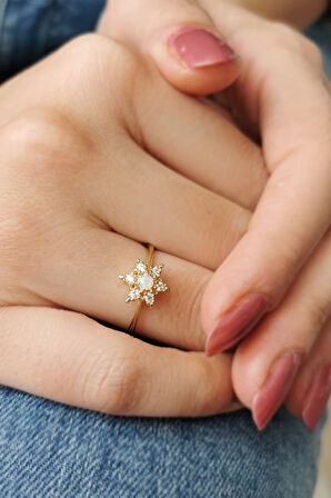 Beyaz Opal Taşlı Altın Yıldız Yüzük