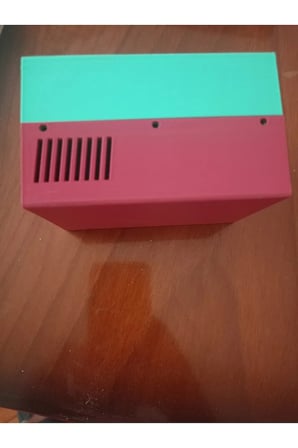 Elektronik devre kutusu ızgaralı 110×78×64 mm 6 parçadan oluşuyor 8 vidalı