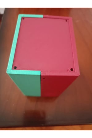 Elektronik devre kutusu ızgaralı 110×78×64 mm 6 parçadan oluşuyor 8 vidalı