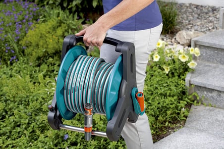 GARDENA Classic 50 Hortum Makarası - Bahçe su hortumu makarası maks. 50 m (13 mm hortum), kompakt tasarım, damlama önleyici sistem, açılı hortum bağlantısı (8007-20)