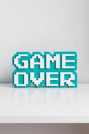 Retro "Game Over" 8-Bit Kabartmalı Dekoratif Obje - Masaüstü ve Duvar Süsü - Oyuncu Odası Dekorasyonu, Gaming Setup Aksesuarı, Gamer Hediyesi (Turuncu-Beyaz)
