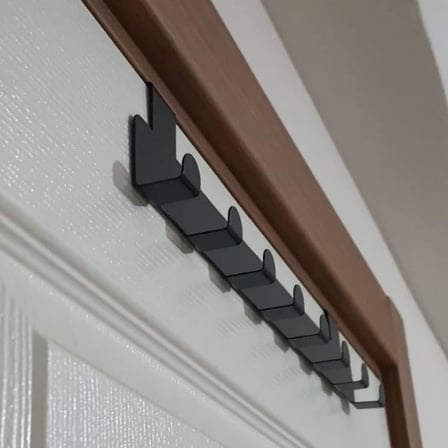 Metal Mat Siyah Kapı Arkası Askılık – 8 Kancalı Amerikan Tipi Organizer Askı, Banyo ve Oda Kapıları İçin Pratik Askılık, Delmeden Montajlı Kapı Arkası Askı (Siyah)