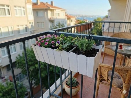 45 x15x16 Ebatlarında Dekoratif Beyaz Çit Görünümlü Balkon Saksısı Demir Kancalar İle Asılabilir