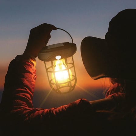 Solar Kamp Feneri – Güneş Enerjili, Otomatik Şarj ve Gece Işığı, Taşınabilir ve Asılabilir LED Dış M