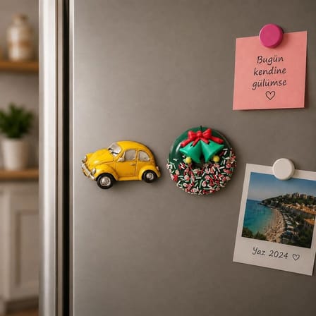 2’li El Yapımı Buzdolabı Magnet Seti – Sarı Klasik Araba ve Yılbaşı Çelenk Magnet
