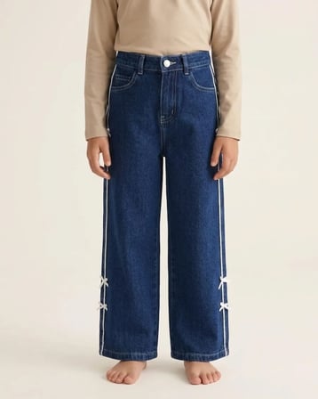 Kız Çocuk Yanı Beyaz Şeritli ve Fiyonk Detaylı Mavi Geniş Paça Rahat Denim Kot Pantolon