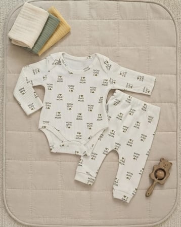 Beyaz Unisex Bebek Mom Dad Baskılı Body Pantolon Takımı · 2 Parça