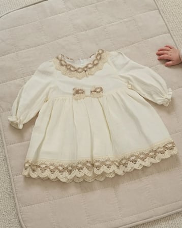 Bebek Kız Müslin Dantelli Bej Elbise Rahat Kumaşlı Şık Tasarım