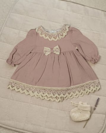 Kız Bebek Pudra Rengi Müslin Dantelli Uzun Kollu Elbise