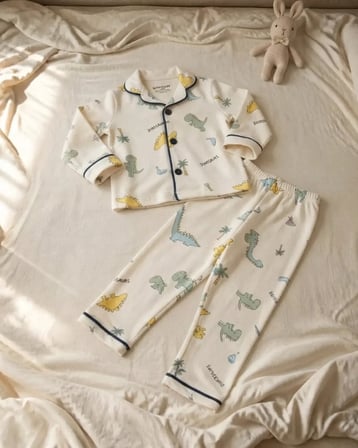 Erkek Bebek Beyaz Dinozor Desenli Yakalı Pijama Takımı – 2 Parça