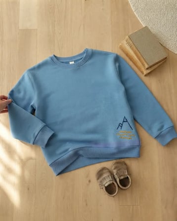 Erkek Çocuk Mavi Dağ Desenli Sweatshirt Rahat Kesim ve Modern Tasarım