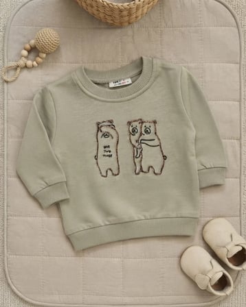 Çağla Yeşili – Erkek Bebek Triko Kol Detaylı Saklambaç Temalı Açık Yeşil Sweatshirt