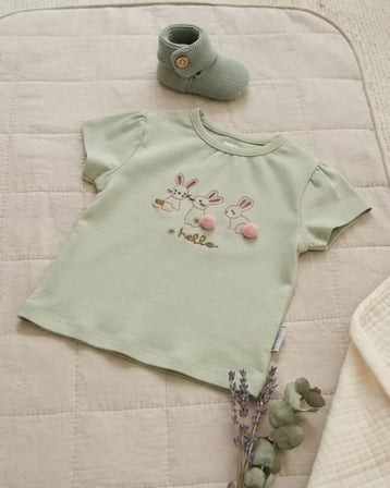 Çağla Yeşili – Kız Bebek Açık Bej Kısa Kollu Nakışlı Süprem Tişört